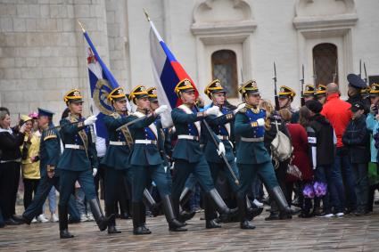 Москва. Военнослужащие роты специального караула Президентского полка ФСО России на церемонии развода пеших и конных караулов на Соборной площади Московского Кремля.