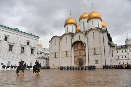 Москва. Военнослужащие роты специального караула Президентского полка ФСО России на церемонии развода пеших и конных караулов на Соборной площади Московского Кремля.