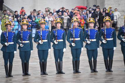 Москва. Военнослужащие роты специального караула Президентского полка ФСО России на церемонии развода пеших и конных караулов на Соборной площади Московского Кремля.