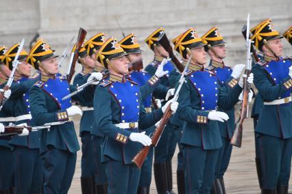 Москва. Военнослужащие роты специального караула Президентского полка ФСО России на церемонии развода пеших и конных караулов на Соборной площади Московского Кремля.