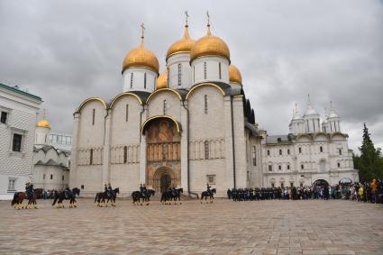 Москва. Военнослужащие роты специального караула Президентского полка ФСО России на церемонии развода пеших и конных караулов на Соборной площади Московского Кремля.