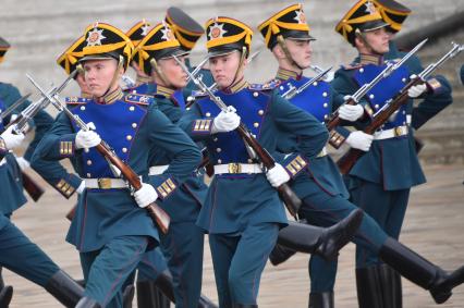 Москва. Военнослужащие роты специального караула Президентского полка ФСО России на церемонии развода пеших и конных караулов на Соборной площади Московского Кремля.