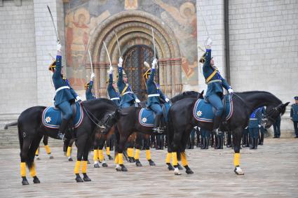 Москва. Военнослужащие роты специального караула Президентского полка ФСО России на церемонии развода пеших и конных караулов на Соборной площади Московского Кремля.