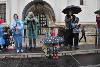 Москва.   Посетители на Соборной площади Московского Кремля перед началом  развода пеших и конных караулов военнослужащих роты специального   Президентского полка.