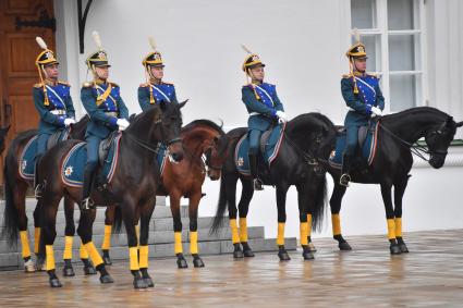 Москва. Военнослужащие роты специального караула Президентского полка ФСО России на церемонии развода пеших и конных караулов на Соборной площади Московского Кремля.