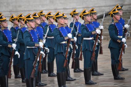 Москва. Военнослужащие роты специального караула Президентского полка ФСО России на церемонии развода пеших и конных караулов на Соборной площади Московского Кремля.