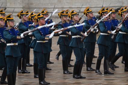 Москва. Военнослужащие роты специального караула Президентского полка ФСО России на церемонии развода пеших и конных караулов на Соборной площади Московского Кремля.