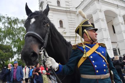 Москва. Командир кавалерийского эскадрона Сергей Иваненко во время церемонии развода пеших и конных караулов на Соборной площади Кремля.