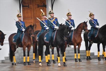 Москва. Военнослужащие роты специального караула Президентского полка ФСО России на церемонии развода пеших и конных караулов на Соборной площади Московского Кремля.