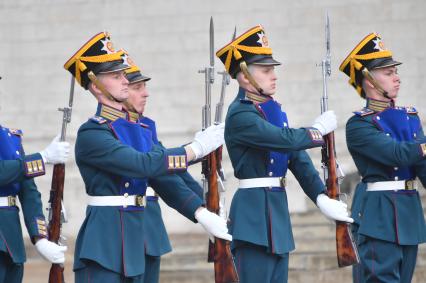 Москва. Военнослужащие роты специального караула Президентского полка ФСО России на церемонии развода пеших и конных караулов на Соборной площади Московского Кремля.