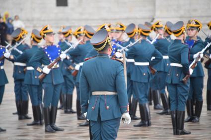 Москва. Военнослужащие роты специального караула Президентского полка ФСО России на церемонии развода пеших и конных караулов на Соборной площади Московского Кремля.