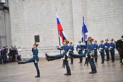 Москва. Военнослужащие роты специального караула Президентского полка ФСО России на церемонии развода пеших и конных караулов на Соборной площади Московского Кремля.