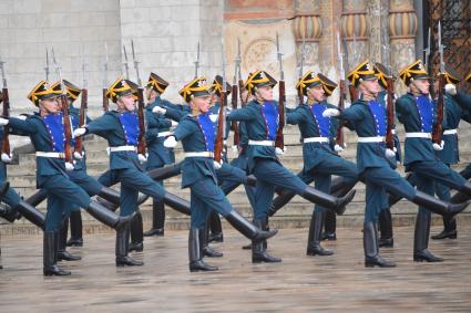 Москва. Военнослужащие роты специального караула Президентского полка ФСО России на церемонии развода пеших и конных караулов на Соборной площади Московского Кремля.