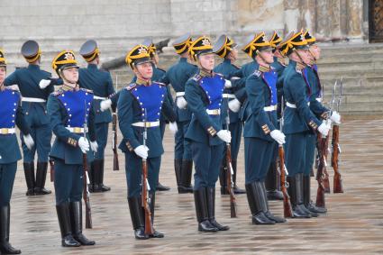 Москва. Военнослужащие роты специального караула Президентского полка ФСО России на церемонии развода пеших и конных караулов на Соборной площади Московского Кремля.