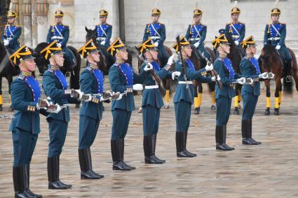 Москва. Военнослужащие роты специального караула Президентского полка ФСО России на церемонии развода пеших и конных караулов на Соборной площади Московского Кремля.