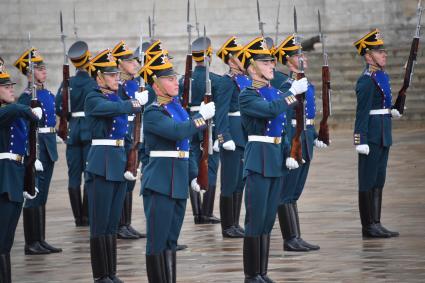 Москва. Военнослужащие роты специального караула Президентского полка ФСО России на церемонии развода пеших и конных караулов на Соборной площади Московского Кремля.