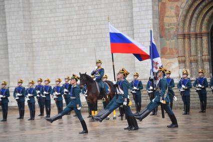 Москва. Военнослужащие роты специального караула Президентского полка ФСО России на церемонии развода пеших и конных караулов на Соборной площади Московского Кремля.