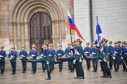 Москва. Военнослужащие роты специального караула Президентского полка ФСО России на церемонии развода пеших и конных караулов на Соборной площади Московского Кремля.