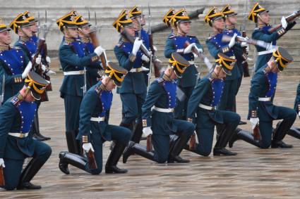 Москва. Военнослужащие роты специального караула Президентского полка ФСО России на церемонии развода пеших и конных караулов на Соборной площади Московского Кремля.