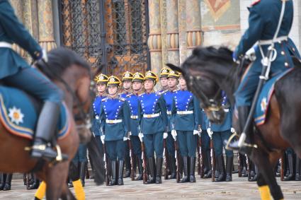 Москва. Военнослужащие роты специального караула Президентского полка ФСО России на церемонии развода пеших и конных караулов на Соборной площади Московского Кремля.