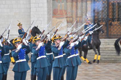 Москва. Военнослужащие роты специального караула Президентского полка ФСО России на церемонии развода пеших и конных караулов на Соборной площади Московского Кремля.