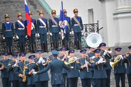 Москва. Военнослужащие роты специального караула Президентского полка ФСО России на церемонии развода пеших и конных караулов на Соборной площади Московского Кремля.