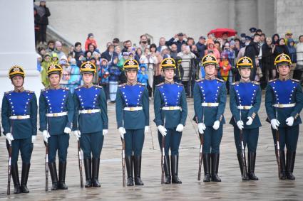 Москва. Военнослужащие роты специального караула Президентского полка ФСО России на церемонии развода пеших и конных караулов на Соборной площади Московского Кремля.