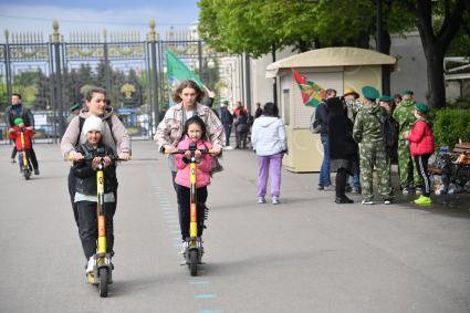 Москва. Горожане катаются на электросамокатах в Парке Горького.