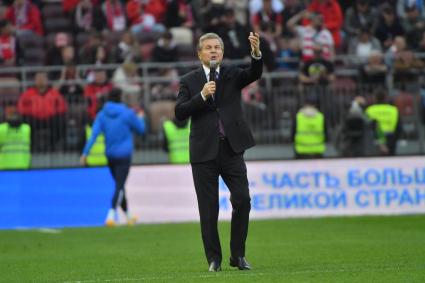 Москва. Певец Лев Лещенко выступает во время финала Кубка России по футболу сезона 2021/2022 между ФК `Спартак` и ФК `Динамо`.