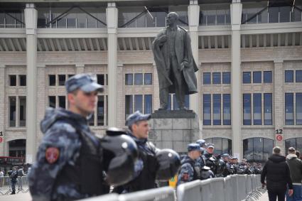 Москва.  Сотрудники ОМОН  перед  финальном матча Кубка России по футболу сезона 2021/2022 между ФК `Спартак` и ФК `Динамо`.