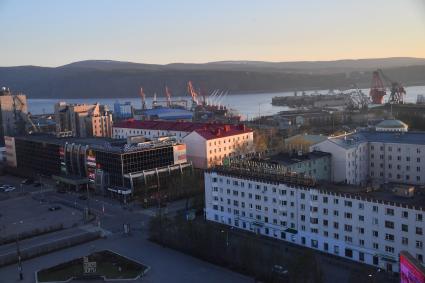 Мурманск. Вид на жилые кварталы города и  морской порт.