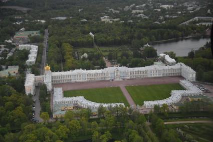 Ленинградская область . Вид на пригороды Санкт-Петербурга из иллюминатора самолета. Екатерининский дворец в г. Пушкин.