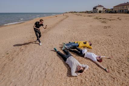 Дагестан, Дербент. Молодые люди отдыхают на пляже Каспийского моря.