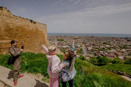 Дагестан, Дербент. Посетители крепости Нарын-кала.