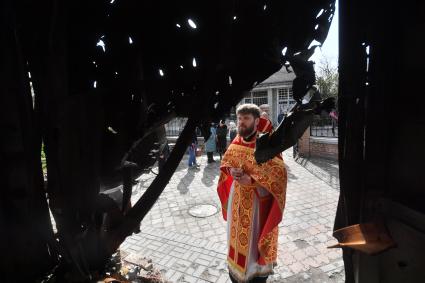 Донецкая область. г. Волноваха. Священнослужитель у пострадавшего во время боевых действий Свято-Преображенского храма .