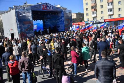 Североморск. Зрители на концерте, посвященном празднованию Дня Северного флота РФ во время акции `Zа ВМФ!` .