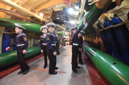 Североморск. Курсанты Нахимовского училища во время посещение музея`Подводная лодка К-21` в рамках празднования Дня Северного флота РФ.
