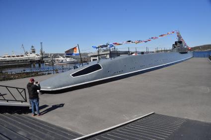 Североморск.  Музей `Подводная лодка К-21` с флагами расцвечивания в честь Дня Северного флота РФ.