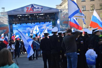 Североморск. Зрители на концерте, посвященном празднованию Дня Северного флота РФ во время акции `Zа ВМФ!` .