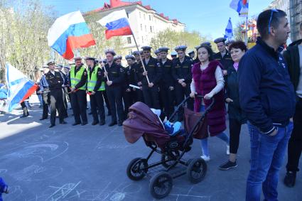 Североморск. Зрители на концерте, посвященном празднованию Дня Северного флота РФ во время акции `Zа ВМФ!` .