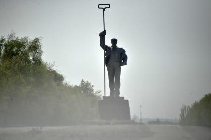 Донецкая область. г.Мариуполь. Cкульптура `Сталевар` на въезде в город.