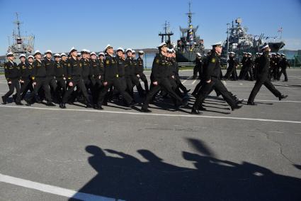 Североморск.  Военнослужащие Военно-Морского флота РФ на церемонии подъёма Военно-Морского флага РФ и митинга, посвященного празднованию  Дня Северного флота РФ .