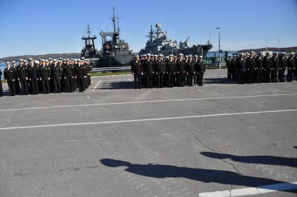 Североморск.  Военнослужащие Военно-Морского флота РФ на церемонии подъёма Военно-Морского флага РФ и митинга, посвященного празднованию  Дня Северного флота РФ .