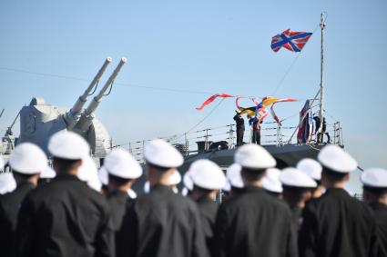 Североморск.  Военнослужащие Военно-Морского флота РФ на церемонии подъёма Военно-Морского флага РФ и митинга, посвященного празднованию  Дня Северного флота РФ .