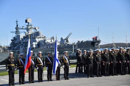 Североморск.  Военнослужащие Военно-Морского флота РФ на церемонии подъёма Военно-Морского флага РФ и митинга, посвященного празднованию  Дня Северного флота РФ .