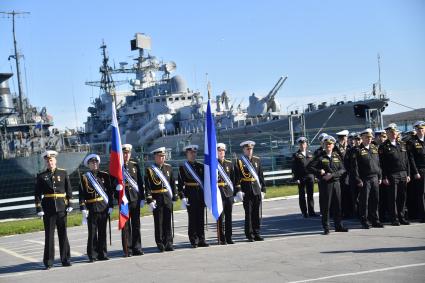 Североморск.  Военнослужащие Военно-Морского флота РФ на церемонии подъёма Военно-Морского флага РФ и митинга, посвященного празднованию  Дня Северного флота РФ .