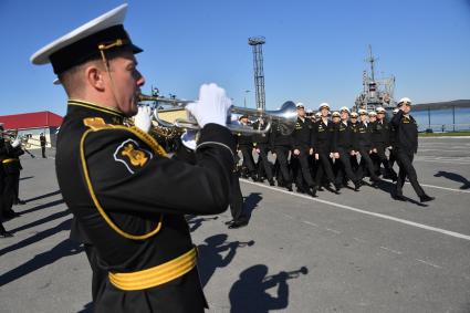 Североморск.  Военнослужащие Военно-Морского флота РФ на церемонии подъёма Военно-Морского флага РФ и митинга, посвященного празднованию  Дня Северного флота РФ .