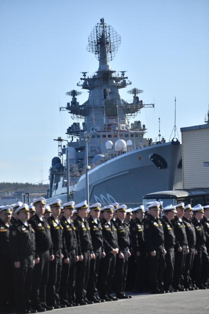 Североморск.  Военнослужащие Военно-Морского флота РФ на церемонии подъёма Военно-Морского флага РФ и митинга, посвященного празднованию  Дня Северного флота РФ .