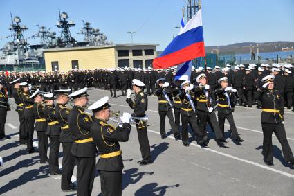 Североморск.  Военнослужащие Военно-Морского флота РФ на церемонии подъёма Военно-Морского флага РФ и митинга, посвященного празднованию  Дня Северного флота РФ .