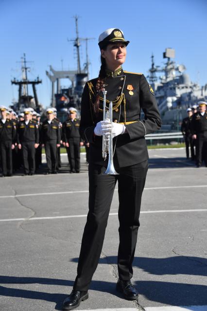 Североморск.  Военный оркестр  на церемонии подъёма Военно-Морского флага РФ и митинга, посвященного празднованию  Дня Северного флота РФ .